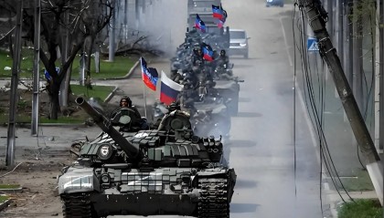 红军城沦陷！战况让人头皮发麻：乌军一边投降，一边发起空降作战，上演送人头大戏