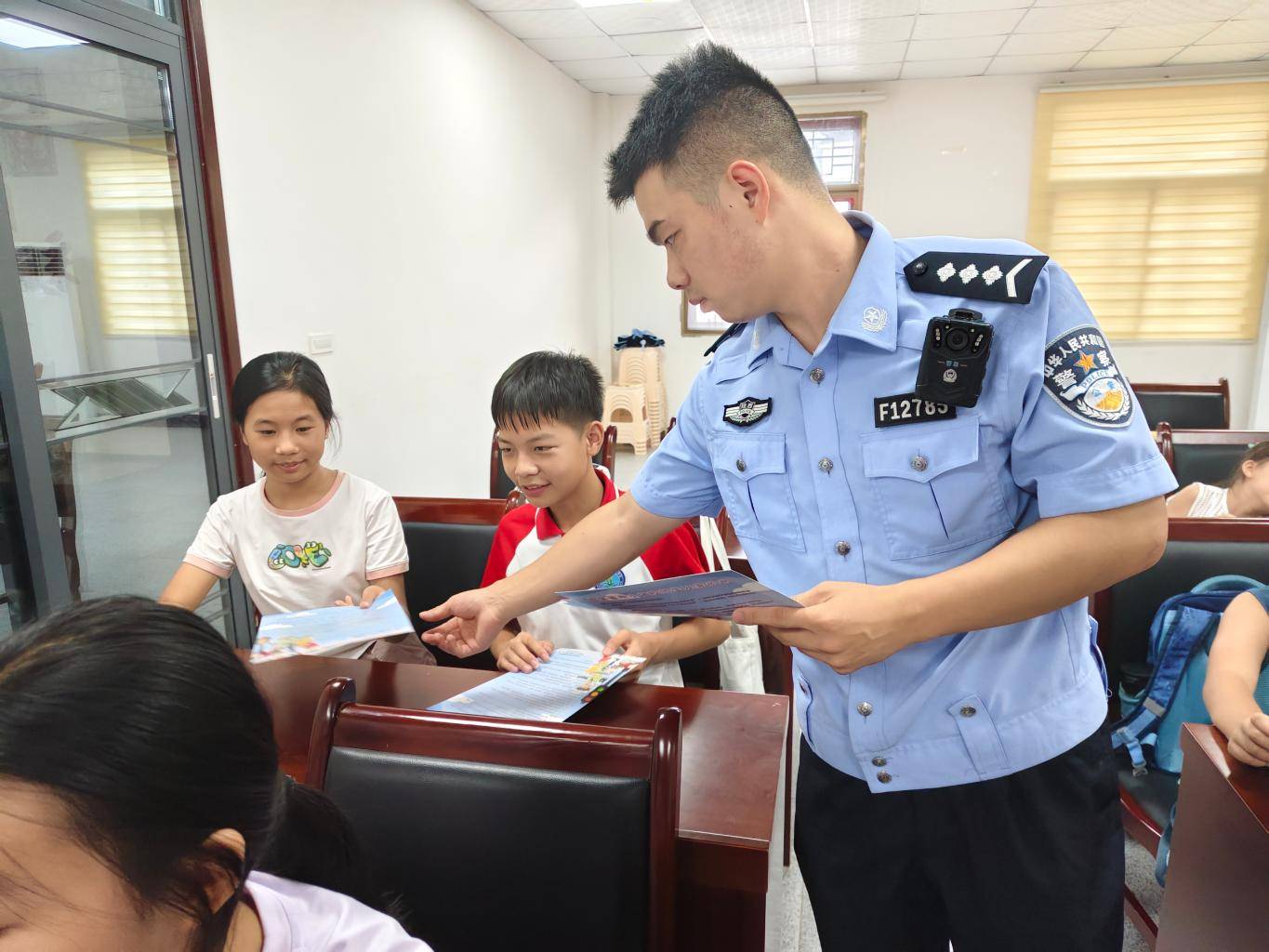 暑期交通安全“警”相随 守护留守儿童平安行