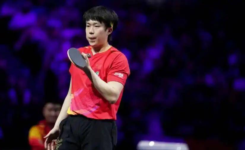张本智和夺冠后再与王皓握手 此前称王皓握手“太敷衍”