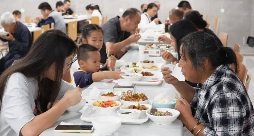 “一中午吃了550斤米”！多地政府机关食堂国庆开放，游客：3个人点9个菜只要58元