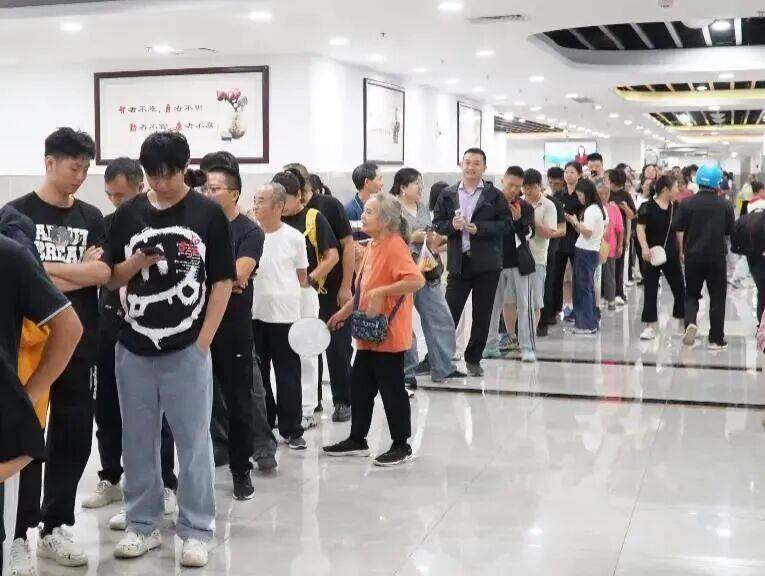 “一中午吃了550斤米”！多地政府机关食堂国庆开放，游客：3个人点9个菜只要58元