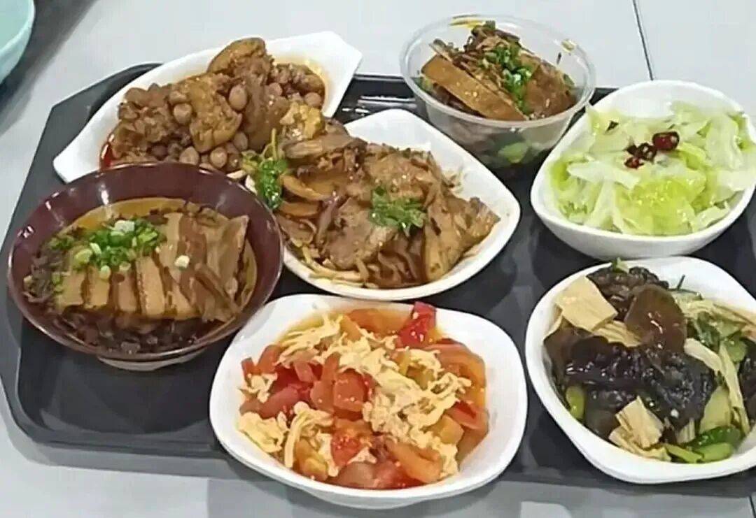 “一中午吃了550斤米”！多地政府机关食堂国庆开放，游客：3个人点9个菜只要58元
