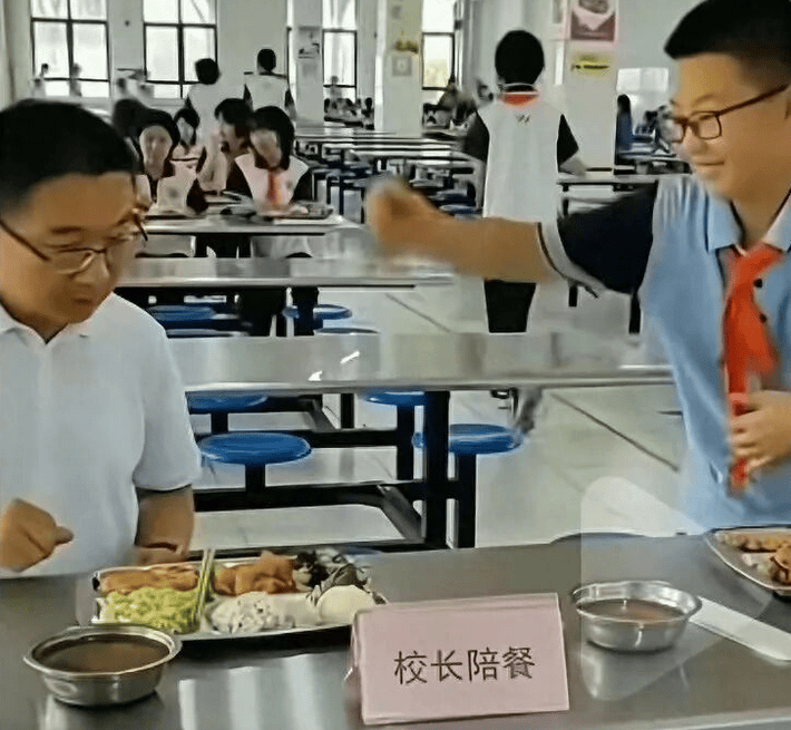 因“被学生抢鸡排”走红的校长病逝，其子：月初刚做心血管手术，约千人赶来送最后一程