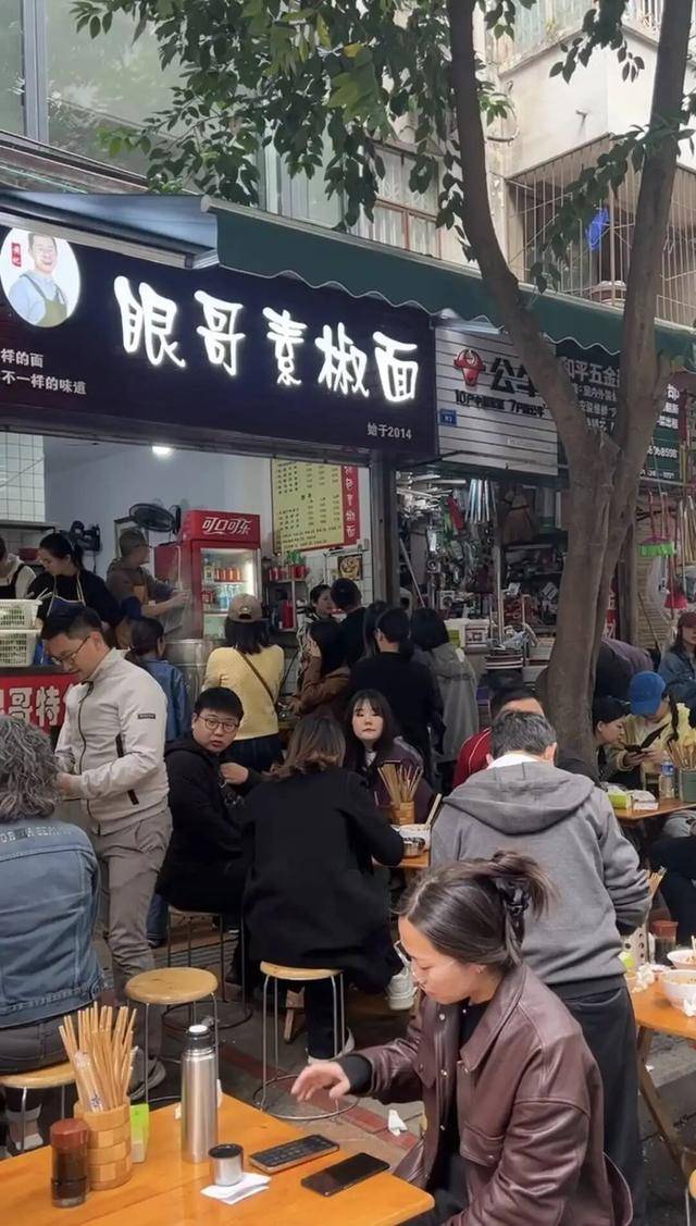 成都面馆被谢霆锋打卡后爆火！客流量翻4倍！