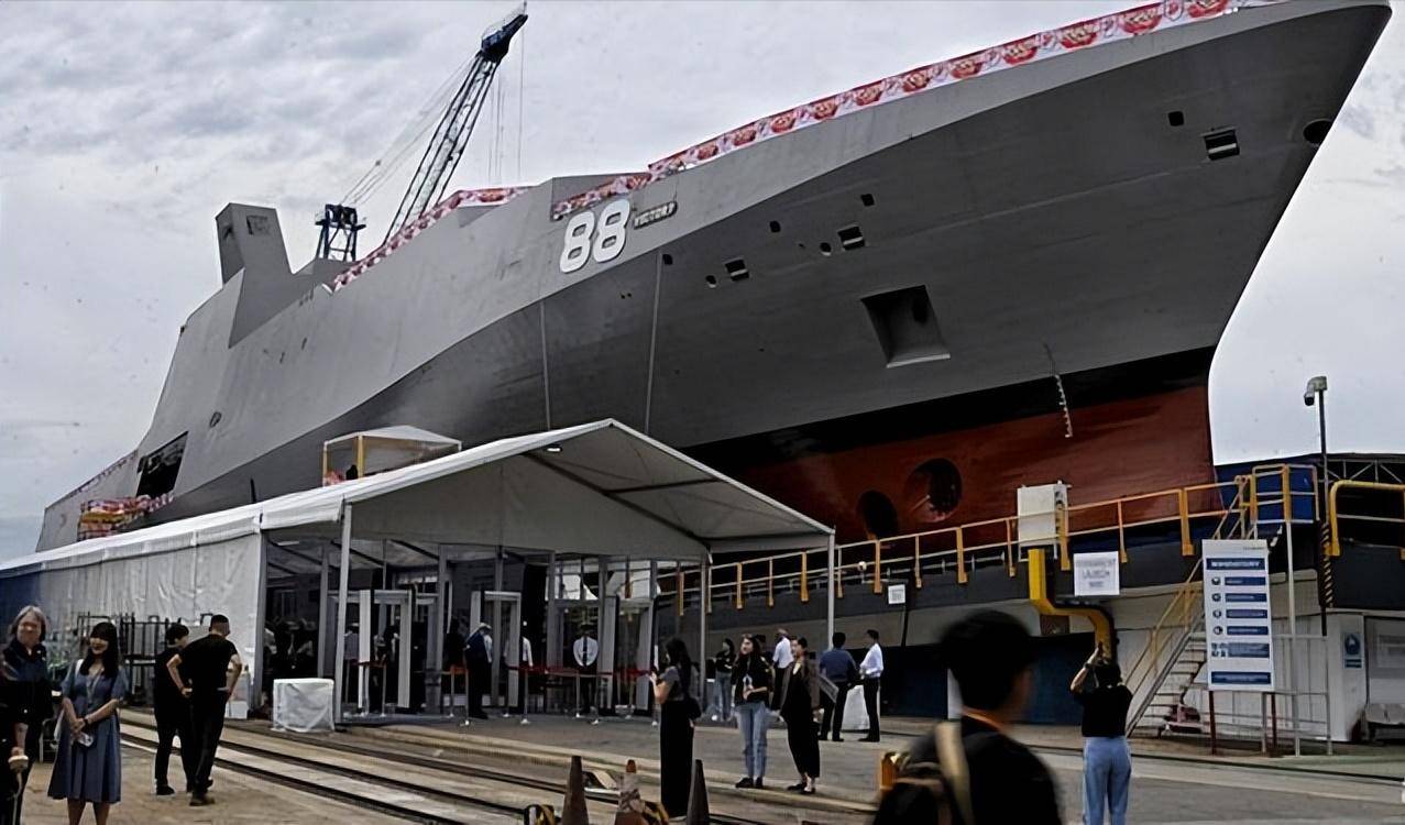 人口不足600万的小国，建造8000吨级大型战舰，新加坡“胜利号”多用途战斗舰亮相