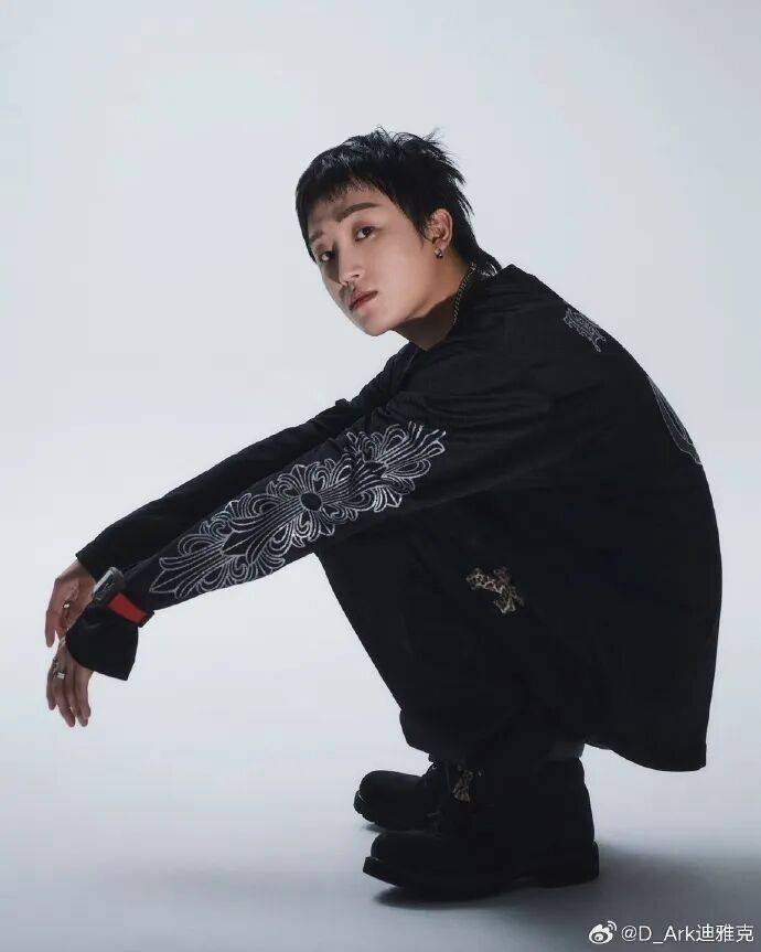 中国男歌手涉毒被捕！