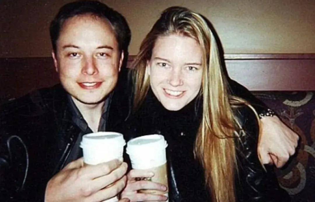 马斯克21岁女儿：改名字、换性别、与父亲决裂后，靠当模特力争经济独立