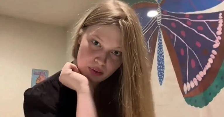 马斯克21岁女儿：改名字、换性别、与父亲决裂后，靠当模特力争经济独立