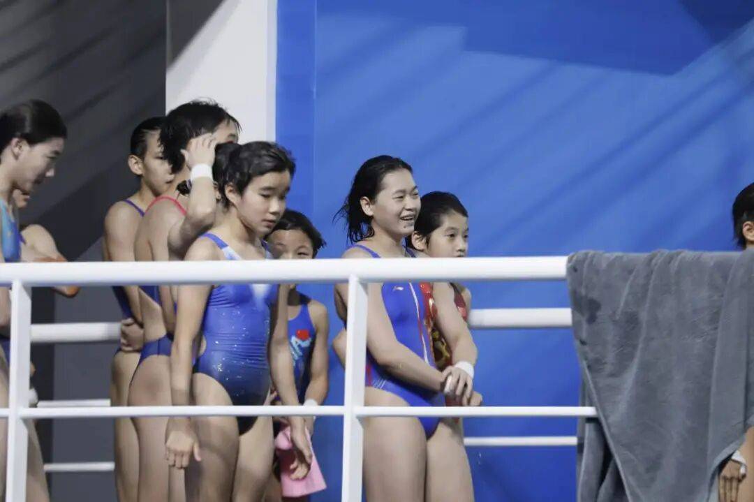 全红婵伤愈首秀夺冠！出战女子团体双人10米台，看台上都是为她加油的海报