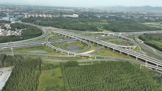 山东高速集团投资建设的临沂至滕州公路柳树庄枢纽互通至费县南互通段建成通车