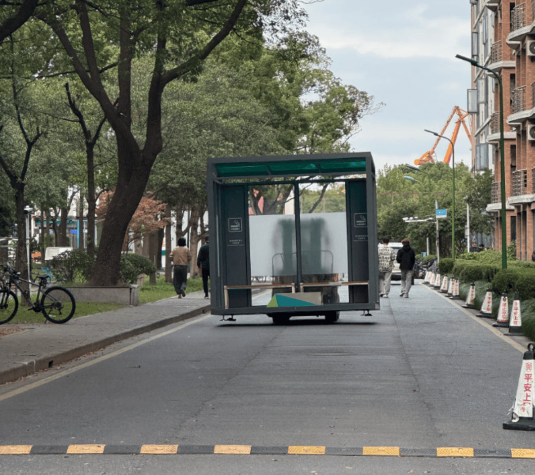 紫牛热点∣上海一大学女生宿舍楼旁设置吸烟点？最新：已搬走