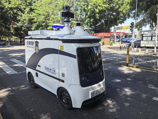深圳交警“黑科技”再升级!首台多功能无人巡检车“上岗”