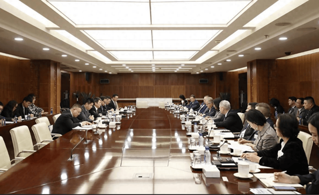 美方代表团来到北京，跟李成钢部长直接对上线，说起话来客客气气的