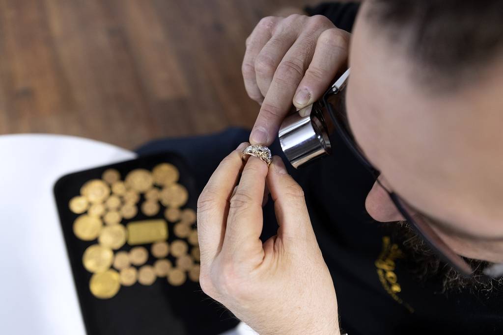 空乘跨行收黄金 收一条假金项链亏2万